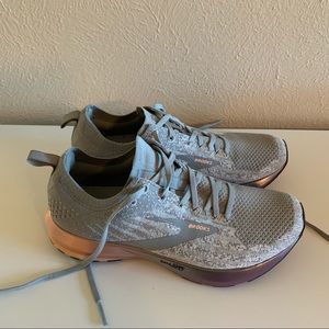 Brooks Women’s Levitate 3 - size 9.5